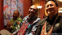 Di tengah acara peluncuran cokelat asli Indonesia tersebut, Wagub Papua Barat dan Kepala Bekraf nampak mengenakan noken dari Papua.