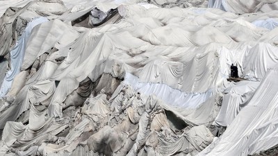 Selimut Termal Bungkus Gletser di Swiss Agar Tak Mencair