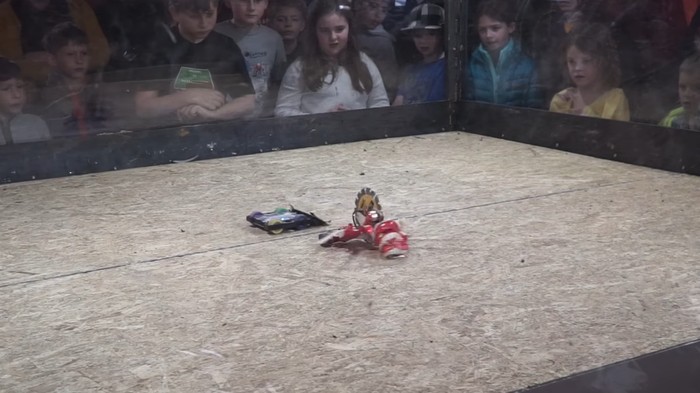 Video adu robot. (Foto: Screenshot Youtube Jamison Go) Video adu robot. (Foto: Screenshot Youtube Jamison Go)