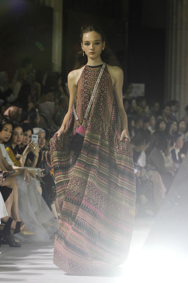Fashion show tunggal Sapto Djojokartiko yang terinspirasi wayang Solo, Jawa Tengah, di Bali Room Hotel Kempinski. Jakarta. [Selasa, 20/08/2019]. Foto: Mohammad Abduh/Wolipop