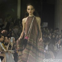 Fashion show tunggal Sapto Djojokartiko yang terinspirasi wayang Solo, Jawa Tengah, di Bali Room Hotel Kempinski. Jakarta. [Selasa, 20/08/2019]. Foto: Mohammad Abduh/Wolipop