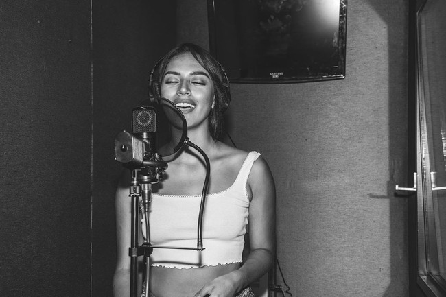 Dikabarkan Heavy, Sela Vave sudah merilis single pertamanya saat masih berusia 13 tahun. Judul lagunya I Am a Child of God. (Foto: Instagram/@selavave)