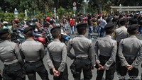 Sejumlah aparat kepolisian nampak bersiaga di area sekitar aksi unjuk rasa yang dilakukan oleh mahasiswa Papua di kawasan Istana Merdeka, Jakarta.