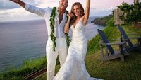 Begini senyum bahagia The Rock alias Dwayne Johnson saat mengikat janji suci dengan Lauren. Mereka tampak serasi mengenakan outfit putih. Foto: Instagram laurenhashianofficial