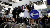 Aksi protes terus berlanjut di Kota Hong Kong. Para demonstran menggelar aksi demonstrasi di Stasiun Metro Yuen Long pada Rabu (21/8/2019). Tyrone Siu/Reuters.