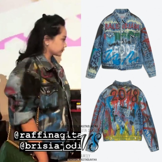 Tampil mengenakan jaket jeans yang dihiasi coretan, siapa sangka busana Nagita Slavina ini harganya cukup fantastis. Jaket dari brand Balenciaga itu harganya mencapai US$ 1.955 atau sekitar Rp 27 juta. Foto: Instagram @ fashion_nagitaslavina