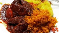 Racikan nasi kuning Rizal yang terkenal cepat habis. Siraman bumbu habang dan porsi nasi kuning yang royal dijamin bikin kenyang. Foto : Instagram @kuliner_kaltim