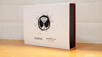 Realme X Spider-Man dikemas dalam kotak spesial. Foto: Adi Fida Rahman/detikINET