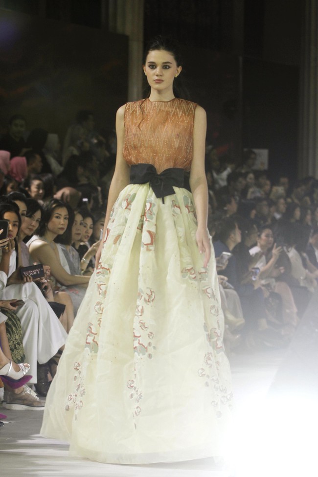 Fashion show tunggal Sapto Djojokartiko yang terinspirasi wayang Solo, Jawa Tengah, di Bali Room Hotel Kempinski. Jakarta. [Selasa, 20/08/2019]. Foto: Mohammad Abduh/Wolipop
