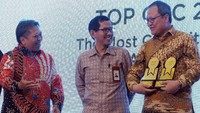 Staf Ahli bidang Pembangunan Daerah Kemenko Perekonomian Bobby Hamzar Rafinus (tengah) menyerahkan penghargaan didampingi Ketua Dewan Juri Top GRC 2019 Antonius Alijoyo (kiri) kepada Direktur Utama PT Penjaminan Infrastruktur Indonesia (Persero) Armand Hermawan saat acara GRC Summit 2019 di Jakarta, Kamis (22/8). Foto: dok. PII