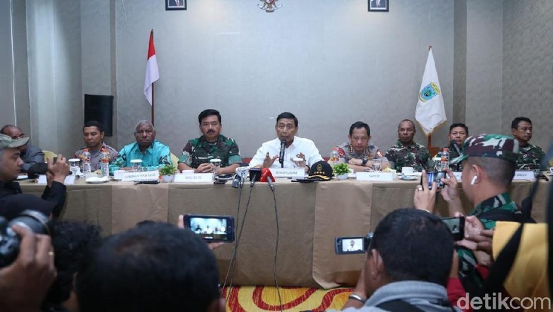 Wiranto ke Warga Sorong: Kami Datang Bukan Mengawasi Tapi Menyalami Saudara Wiranto ke Warga Sorong: Kami Datang Bukan Mengawasi Tapi Menyalami Saudara