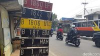 Pelat nomor pinggir jalan