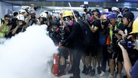 Aksi unjuk rasa yang terjadi di Hong Kong telah terjadi selama beberapa bulan belakangan. Awalnya aksi itu muncul untuk memrotes RUU Ekstradisi ke China yang dinilai kontroversial. Meski RUU tersebut akhirnya ditangguhkan oleh pemerintah Hong Kong, para demonstran terus menggelar aksi unjuk rasa dengan tuntutan yang lebih luas, beberapa diantaranya adalah reformasi demokrasi dan politik Hong Kong dan investigasi terhadap dugaan kebrutalan polisi selama demonstrasi. Thomas Peter/Reuters.