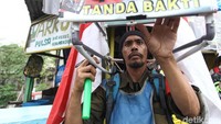 Awalnya ia berniat ingin melaksanakan upacara hari kemerdekaan pada 17 Agustus di Istana.