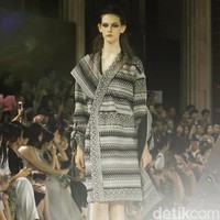 Fashion show tunggal Sapto Djojokartiko yang terinspirasi wayang Solo, Jawa Tengah, di Bali Room Hotel Kempinski. Jakarta. [Selasa, 20/08/2019]. Foto: Mohammad Abduh/Wolipop