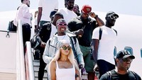 Maya pun kerap terlihat menemani kekasihnya, Stormzy yang harus menjalani tur. Dok. Instagram/mayajama