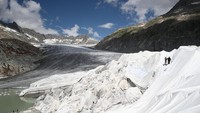 Tak sedikit warga maupun wisatawan yang datang untuk melihat langsung gletser-gletser tersebut tertutup selimut thermal.