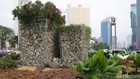 Ini penampakan instalasi batu gabion yang mejeng di kawasan Bundaran HI, Jakarta, Kamis (22/8/2019).