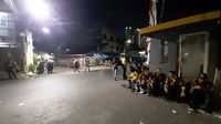 Massa berseragam AMPG masih bertahan di Kantor DPP Golkar