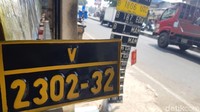 Untuk proses pengerjaan, variatif tergantung pesanan, jika tidak begitu ramai berkisar 1 jam. Untuk banderolan biaya biasanya berkisar antara Rp 50 ribu untuk sepeda motor dan Rp 100 ribu untuk kendaraan roda empat.  Foto: Ridwan Arifin/detikOto