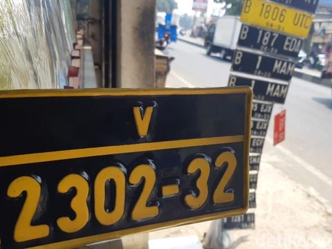 Pelat nomor pinggir jalan