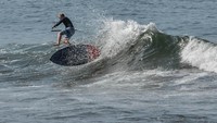 Wisatawan berselancar di Pantai Batu Karas, Cijulang, Kabupaten Pangandaran, Jawa Barat, Rabu (21/8/2019). ANTARA FOTO/Adeng Bustomi.