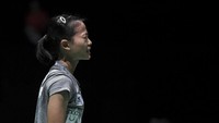 Ekspresi kecewa pebulutangkis Indonesia Fitriani seusai gagal mengembalikan kok ke pebulu tangkis Taiwan Tai Tzu Ying pada babak kedua Kejuaraan Dunia Bulu Tangkis 2019 di St. Jakobshalle, Basel, Swiss, Rabu (21/8/2019). ANTARA FOTO/Hafidz Mubarak.