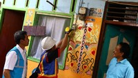 Petugas PLN memeriksa instalasi listrik pelanggan di wilayah Jakarta Raya, Kamis (22/8/2019). Istimewa/PLN.