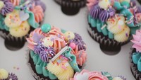 Tema floral ini juga cocok dipilih jika Anda memiliki tema warna pastel di pesta pernikahan. Floral pada cupcake bisa menarik perhatian para tamu yang datang. Foto: Istimewa