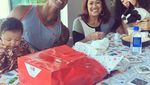 Romantis! Kulineran The Rock dan Istrinya yang Telah Dipacari 12 Tahun