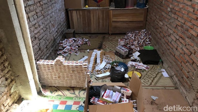 Ratusan Ribu Rokok Ilegal Disita Bea-Cukai Kudus Ratusan Ribu Rokok Ilegal Disita Bea-Cukai Kudus