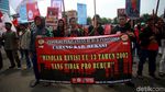 Aksi Buruh Tolak Revisi UU Ketenagakerjaan di Depan DPR