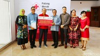 Penyerahan batuan mobil tangki dilakukan secara simbolis oleh Managing Director Sinarmas Saleh Husin kepada Plh Ketua Umum PMI Ginandjar Kartasasmita. Istimewa/Sinarmas.