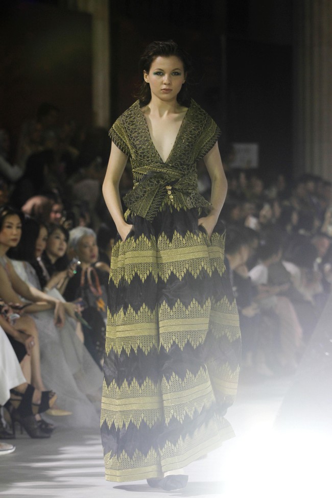 Fashion show tunggal Sapto Djojokartiko yang terinspirasi wayang Solo, Jawa Tengah, di Bali Room Hotel Kempinski. Jakarta. [Selasa, 20/08/2019]. Foto: Mohammad Abduh/Wolipop