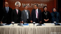 Gubernur BI Perry Warjiyo menjelaskan dengan penurunan bunga yang dilakukan oleh BI, ke depannya akan diikuti oleh penurunan suku bunga kredit di perbankan nasional.