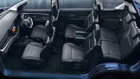 Kesan sporty juga hadir di dalam kabin XL6 berkat pengaplikasian material serba hitam. Untuk kapasitas penumpangnya hanya bisa memuat 6 orang. Sebab di kursi baris kedua sudah pakai model captain seat. Foto: Dok. Suzuki