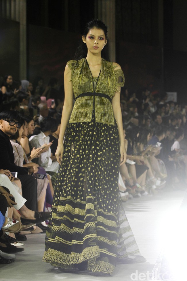 Fashion show tunggal Sapto Djojokartiko yang terinspirasi wayang Solo, Jawa Tengah, di Bali Room Hotel Kempinski. Jakarta. [Selasa, 20/08/2019]. Foto: Mohammad Abduh/Wolipop