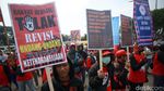 Aksi Buruh Tolak Revisi UU Ketenagakerjaan di Depan DPR