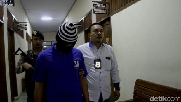 Jago Silat, Gadis Ini Lumpuhkan Penjambret Ponselnya