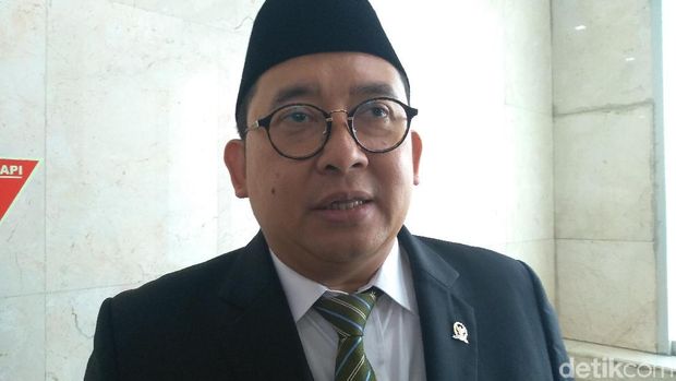 Kontroversi Pin Emas Naik Level ke Senayan 