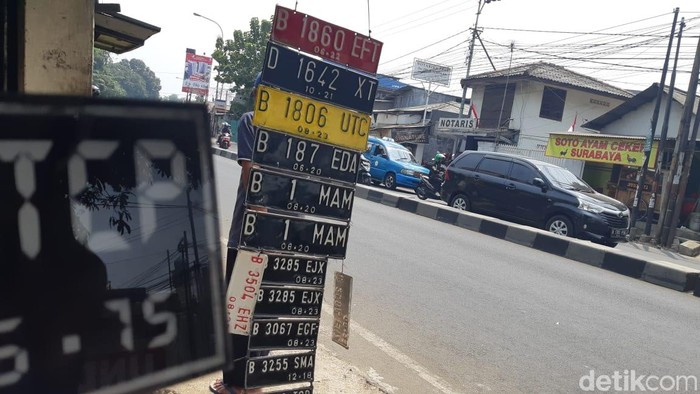 Pelat nomor pinggir jalan