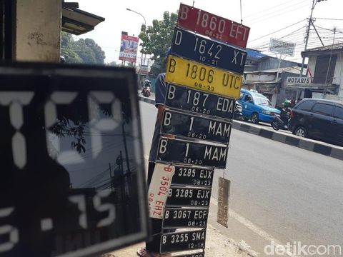 Pelat nomor pinggir jalan