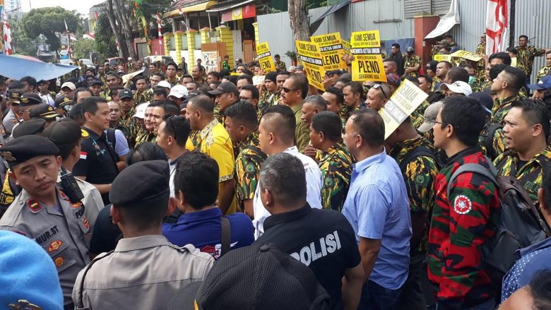 Desak Pleno, Massa AMPG Pro-Bamsoet Datangi Kantor DPP Golkar Desak Pleno, Massa AMPG Pro-Bamsoet Datangi Kantor DPP Golkar