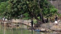Kawasan Situ Rawa Kalong ini kerapkali didatangi warga untuk memancing ikan.