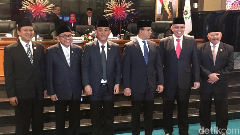 Sidang Paripurna Terakhir DPRD DKI, Adu Pantun hingga Pelukan Anies-Bestari Sidang Paripurna Terakhir DPRD DKI, Adu Pantun hingga Pelukan Anies-Bestari