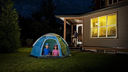 a backyard camp-out / for excited little kids / with help from mommy
