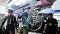 Para demonstran pun membangun barikade dari berbagai benda yang mereka temuka di stasiun tersebut untuk menghadang polisi antihuru-hara mengejar dan menangkap mereka. Thomas Peter/Reuters.