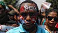 Beragam atribut turut dibawa oleh para mahasiswa tersebut. Ada pula yang menghias wajah mereka dengan tulisan No Racism.