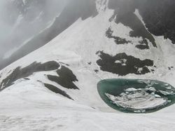 Keindahan dan Misteri Danau Kerangka di Himalaya