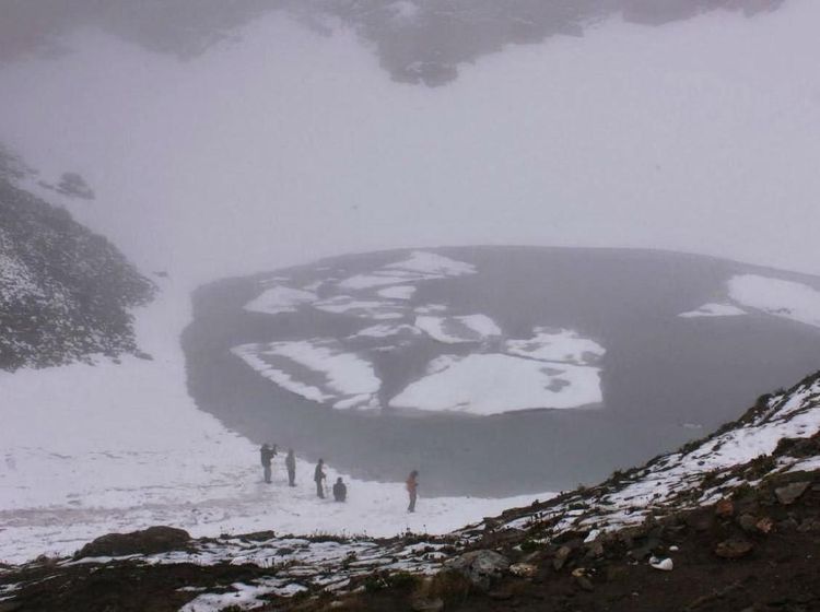 Keindahan dan Misteri Danau Kerangka di Himalaya
